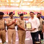 Bhilai Truck Trailer Transport Association took a noble initiative, got the transport personnel insured, police officers handed over the certificate.