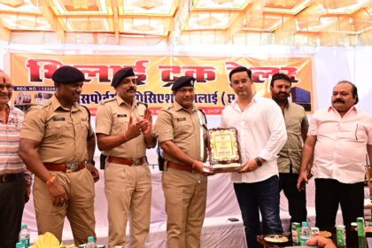 Bhilai Truck Trailer Transport Association took a noble initiative, got the transport personnel insured, police officers handed over the certificate.