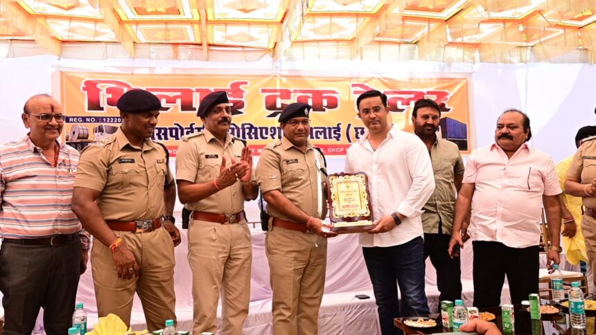 Bhilai Truck Trailer Transport Association took a noble initiative, got the transport personnel insured, police officers handed over the certificate.